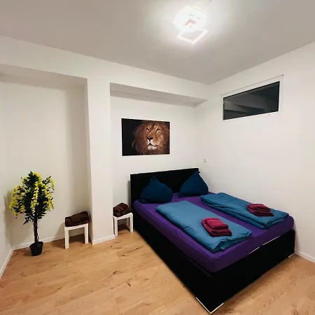 Big L 18 Beds L Free Parking L Wifi L Apartment