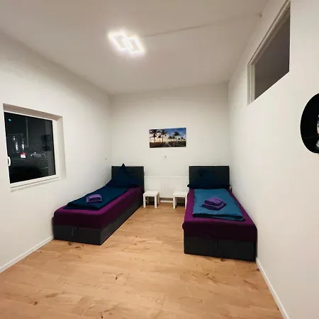 Big L 18 Beds L Free Parking L Wifi L * Westernkotten