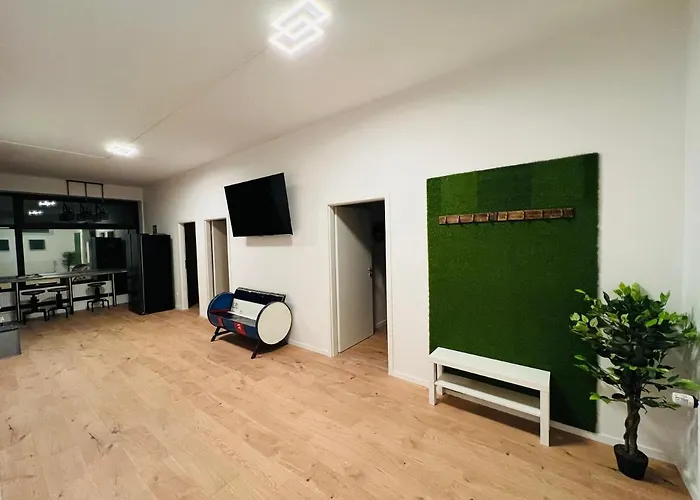 Big L 18 Beds L Free Parking L Wifi L *