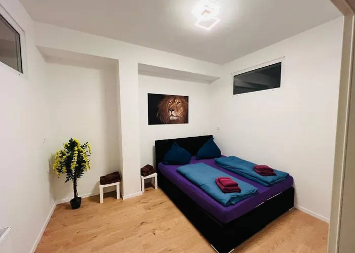 Big L 18 Beds L Free Parking L Wifi L Apartment