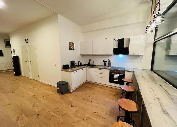 Big L 18 Beds L Free Parking L Wifi L *