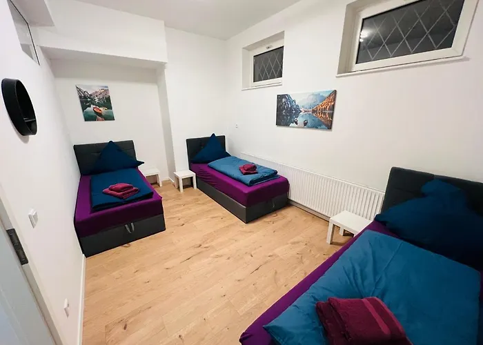 Big L 18 Beds L Free Parking L Wifi L شقة