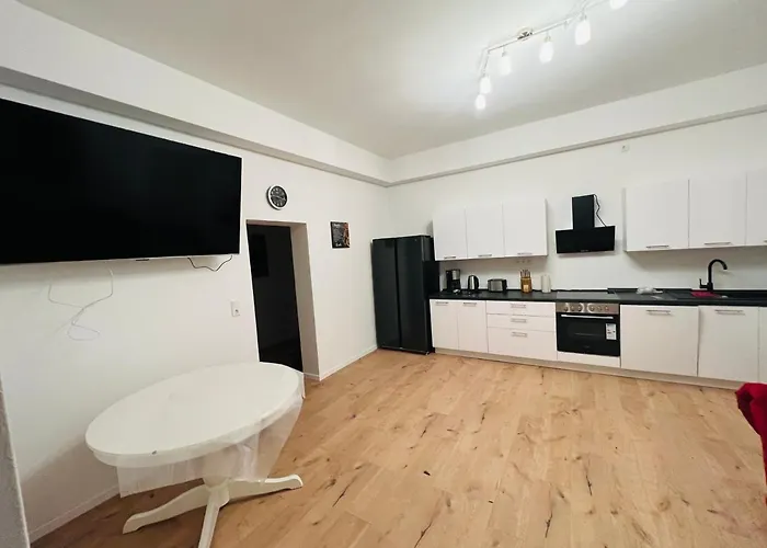 Big L 18 Beds L Free Parking L Wifi L شقة