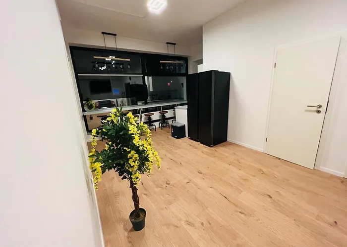 Big L 18 Beds L Free Parking L Wifi L Westernkotten