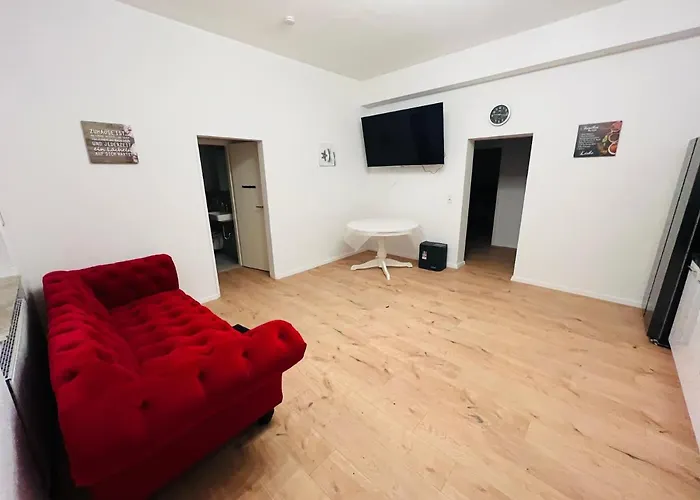 Big L 18 Beds L Free Parking L Wifi L